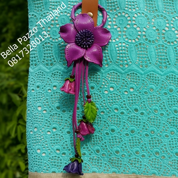 ที่แขวนกระเป๋าดอก 5 แฉกบีบปลาย พู่กระเจี๊ยบและใบ หนังแท้ ทำมือ แฮนด์เมด leather flower, handmade, bag charm