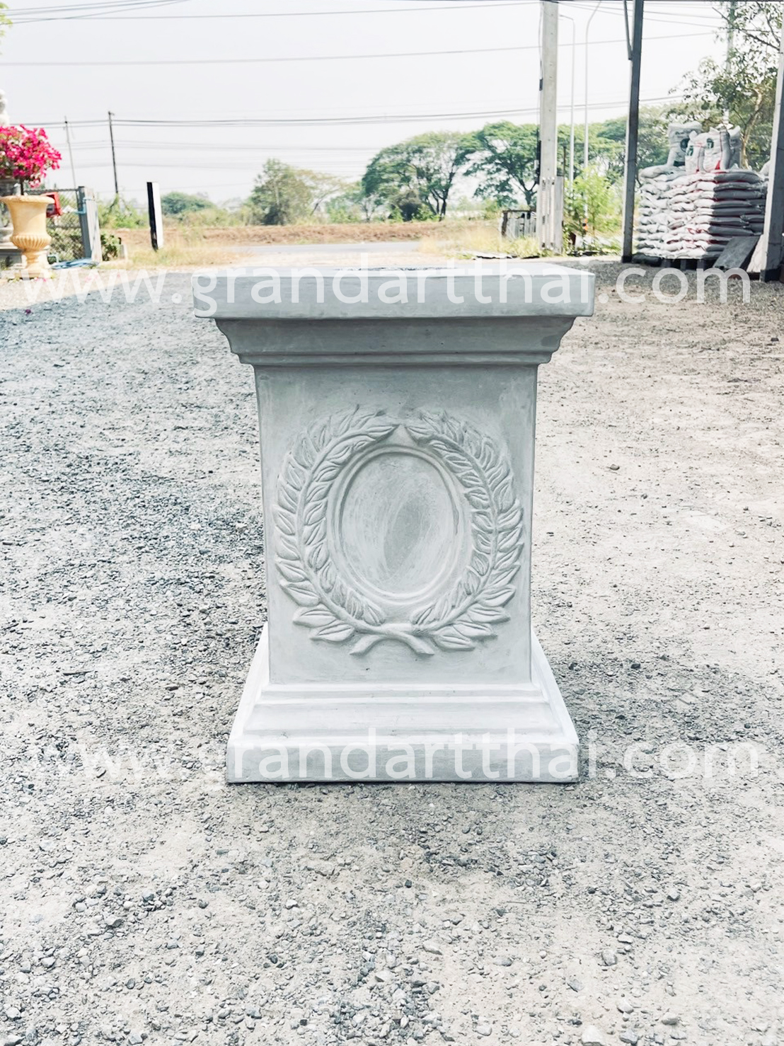 แท่นเหลี่ยมลายช่อมะกอกเล็ก