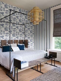 วอลเปเปอร์ลายใบไม้ทรอปิคอลสีน้ำเงืนพื้นสีขาว