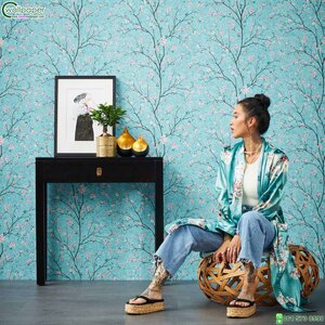 วอลเปเปอร์ลายดอกซากุระสีชมพู พื้นหลังสีฟ้า