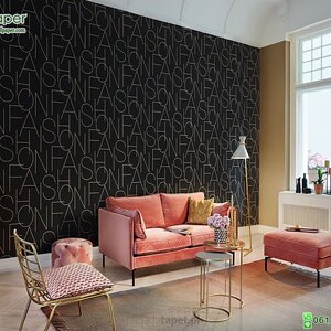 วอลเปเปอร์ติดผนังลายตัวอักษรสีทอง พื้นหลังสีน้ำตาลดำ