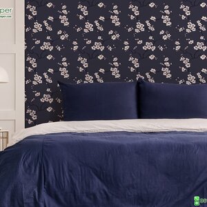 วอลเปเปอร์ลายดอกไม้สีขาวชมพู พื้นสีน้ำเงินกรม